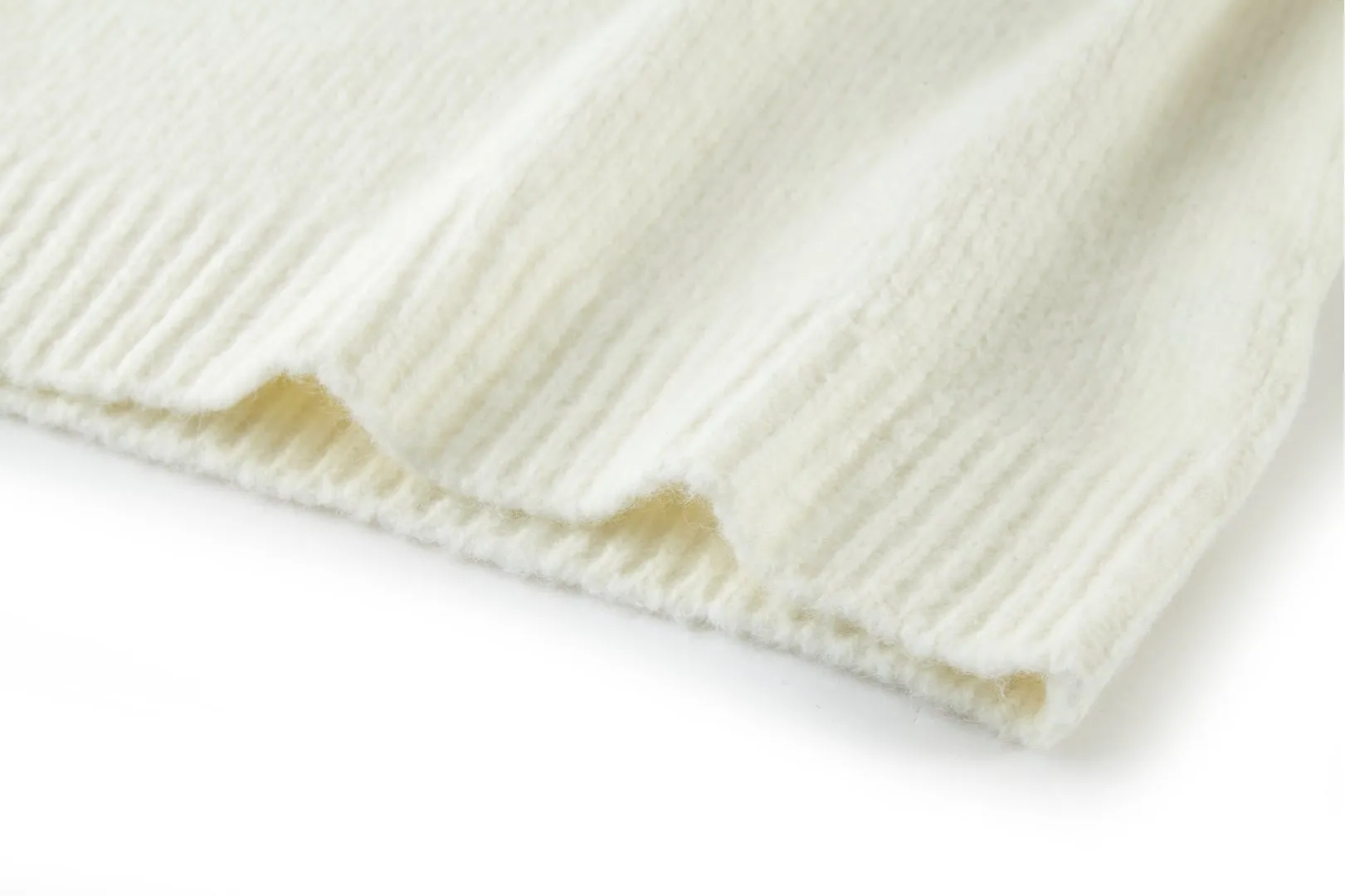 🅿️500 1v 25SS mirror logo intarsia sweater (off-white) originally purchased for 10,800, new color in 25 years, custom-woven and dyed sheep wool 55%, yak hair 21% nylon 20% Spandex 4% wool looped yarn, looped yarn has high ductility and good elasticity. It is different from the non-elastic version on the market. The special washing process is very soft and skin-friendly. It is a 3-needle knitting process. The thickness of each stitch of the intarsia on the clothes logo is consistent with the original version. The back logo is a mirror intarsia. The upper body is skin-friendly and versatile. It is an autumn and winter item that can be worn in front of others. Size:S-M-L